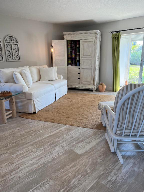 THE LITTLE CLUB CONDO - Residential