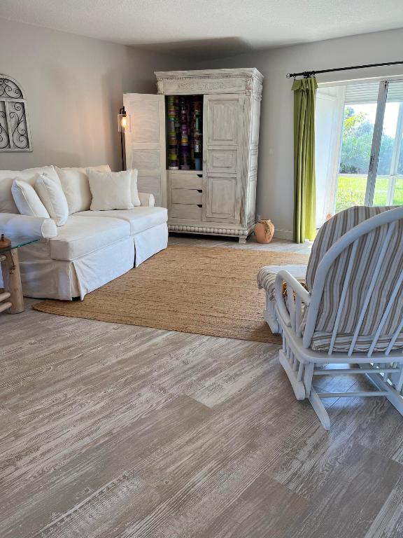 THE LITTLE CLUB CONDO - Residential