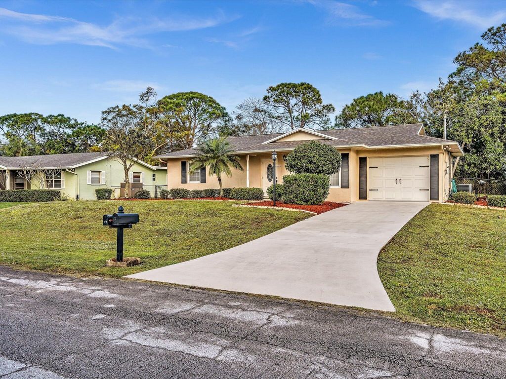 Photo of 227 SE Grove Avenue, Port Saint Lucie, FL 34983 (MLS # R10949046)