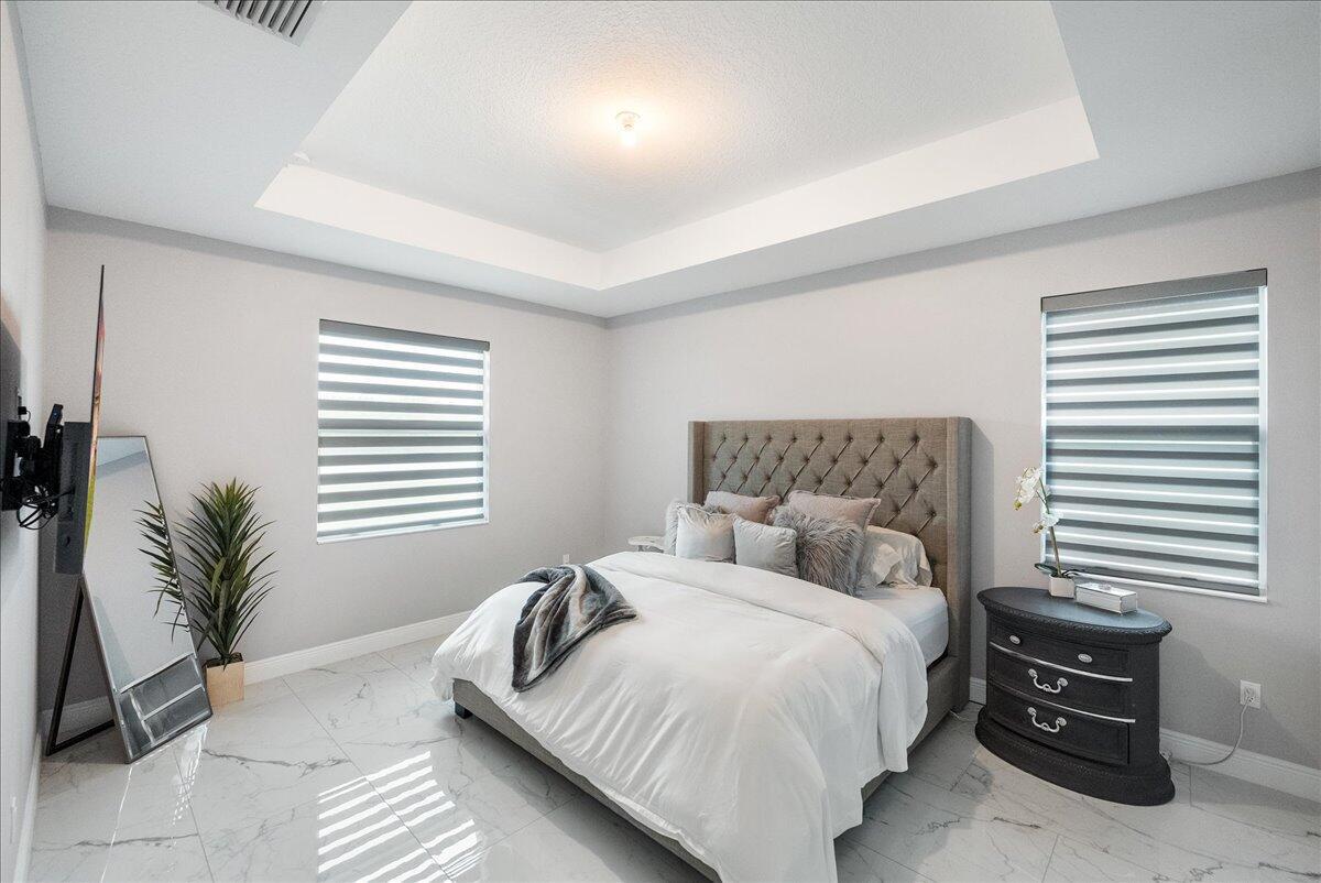 SAWGRASS LAKES - Residential