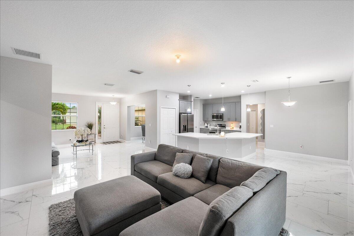 SAWGRASS LAKES - Residential