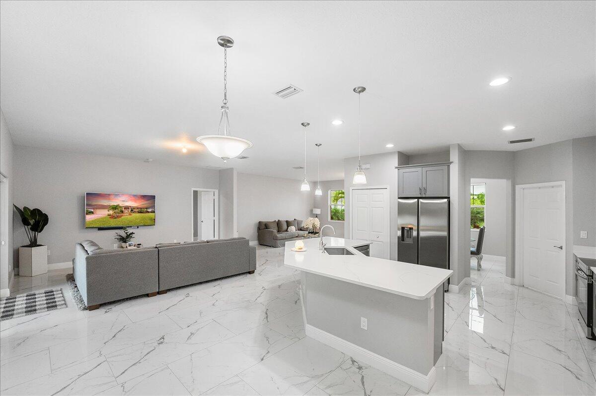 SAWGRASS LAKES - Residential