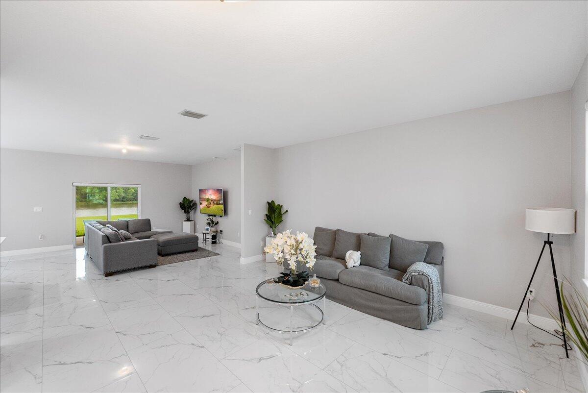 SAWGRASS LAKES - Residential