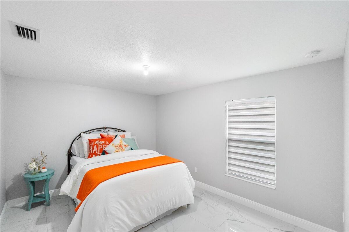 SAWGRASS LAKES - Residential