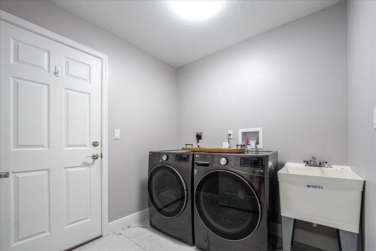 SAWGRASS LAKES - Residential