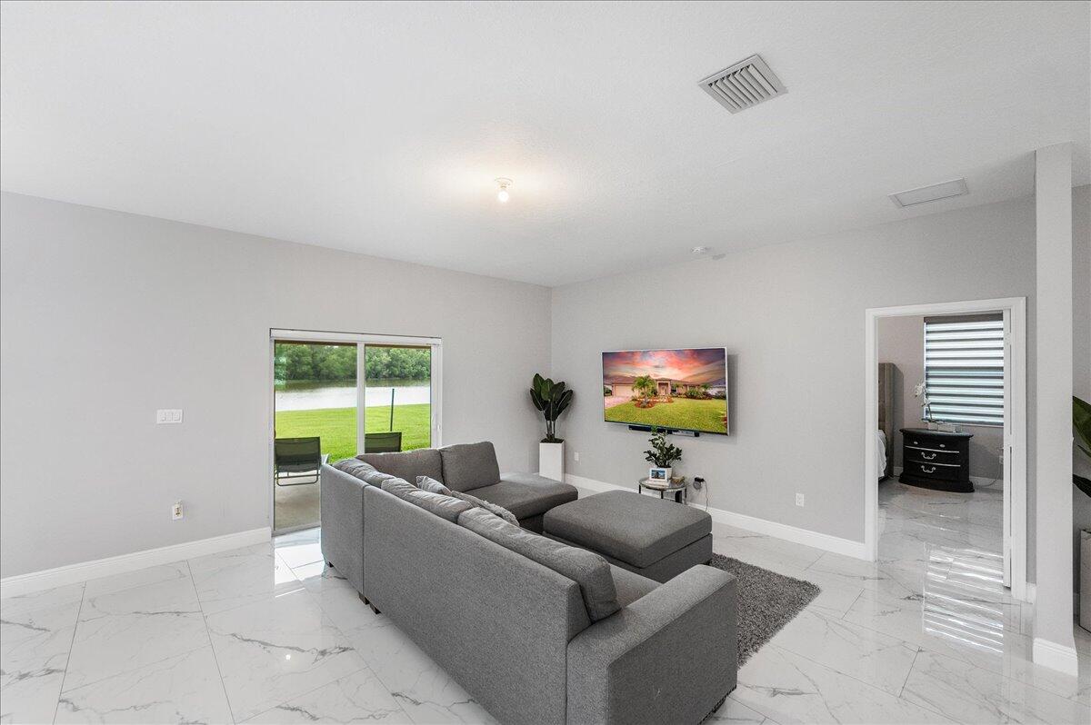 SAWGRASS LAKES - Residential