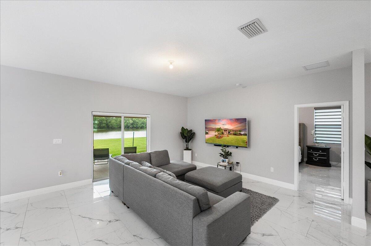 SAWGRASS LAKES - Residential