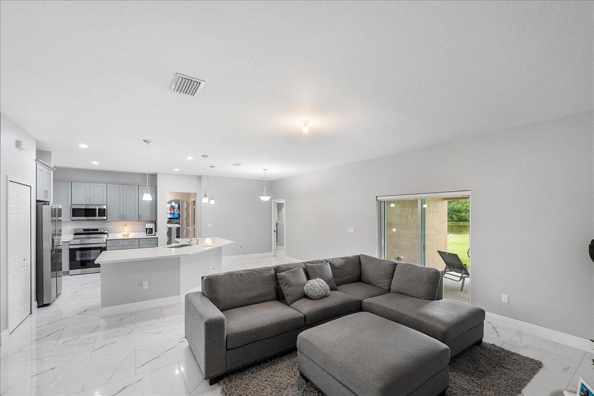 SAWGRASS LAKES - Residential