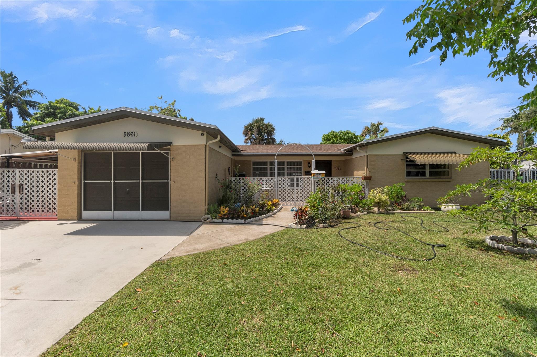 ******WELCOME HOME TO A SINGLE FAMILY HOME ON A HUGE FENCED LOT IN A NICE QUIET NEIGHBORHOOD A GREAT LOCATION CLOSE TO TURNPIKE AND 441. PRIDE OF OWNERSHIP SHOWS, NEW A/C NEW ROOF RECENTLY PAINTED INSIDE AND OUT, NEW ELECTRICAL PANEL, NEW BATHROOMS, NEW REFRIGERATOR, 1 CAR GARAGE AND PAVED DRIVEWAY.****** MUST SEE TO APPRECIATE ******