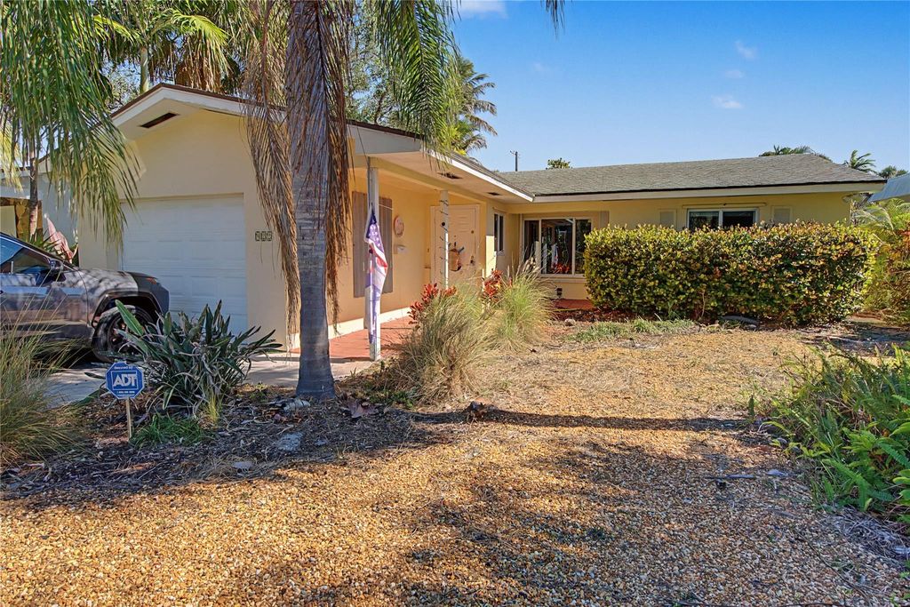 Photo of 922 S Palmway, Lake Worth Beach, FL 33460 (MLS # B26013405)