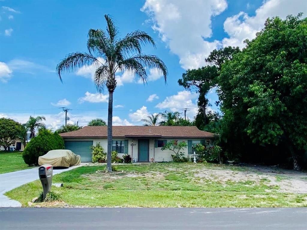 Photo of 607 SE Chapman Avenue, Port Saint Lucie, FL 34984 (MLS # R10804042)