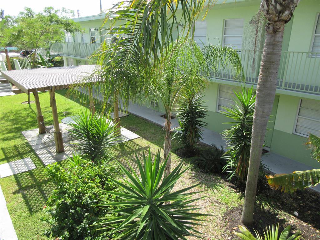 Completely remodeled 1 bedroom 1 bathroom apartment on the ground floor. Unit offers terrazzo floors throught out, brand new appliances and pleanty of parking. No HOA so approval is fast. DON'T MISS THIS GREAT OPPORTUNITY!!!