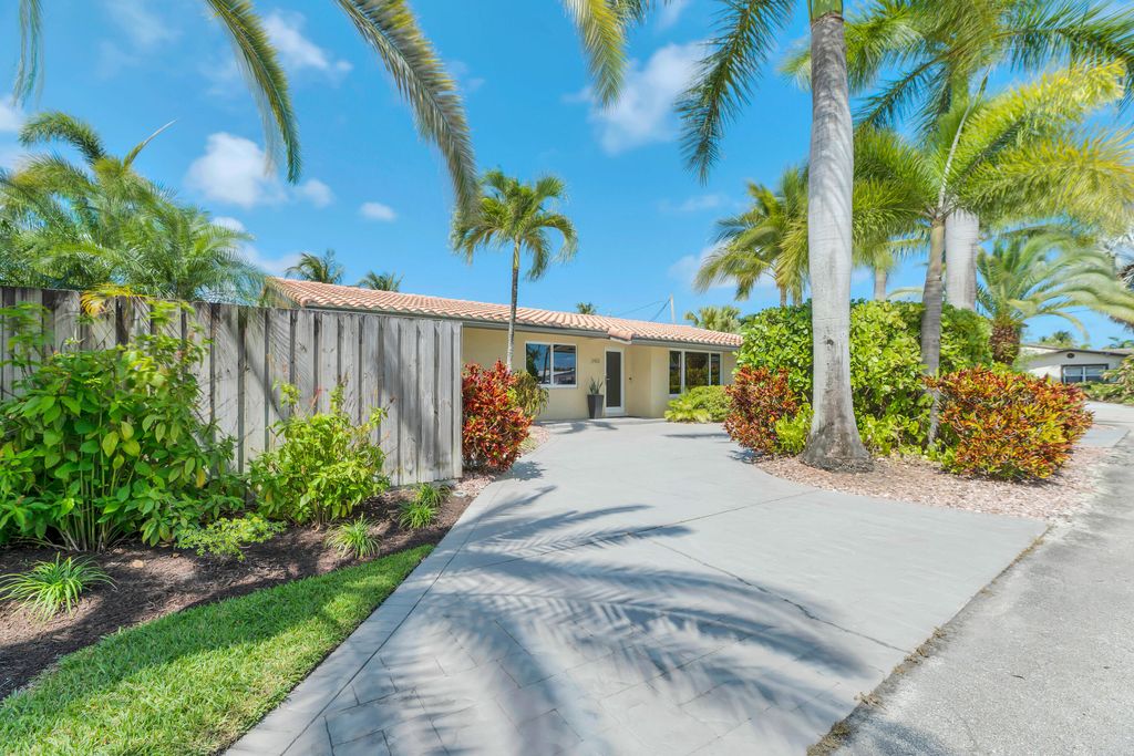 Photo of 2401 NE 17th Terrace, Wilton Manors, FL 33305 (MLS # B26019618)
