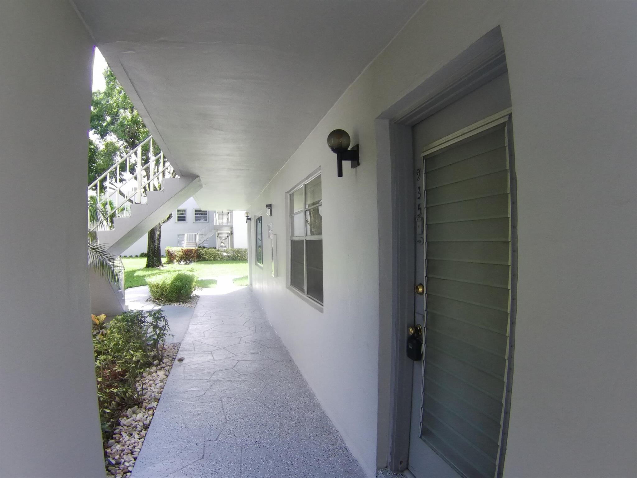 55+SENIOR COMMUNITY-ANNUAL RENTAL-FULL FURNISHED. First floor, furnished one-bedroom condo. Tile throughout. Updated kitchen cabinets. 1.5 bathrooms. Screened patio, easy access to parking from the back patio's door. Washer and dryer. Located 6 miles from the beach and the historic district of Delray Beach. The public library and Delray Market Place are within 2.5 miles of Kings Point. The community has multi-million dollar clubhouses. It also has entertainment, parties, bus service, golf courses, pickleball, tennis, outdoor pools and so much more!