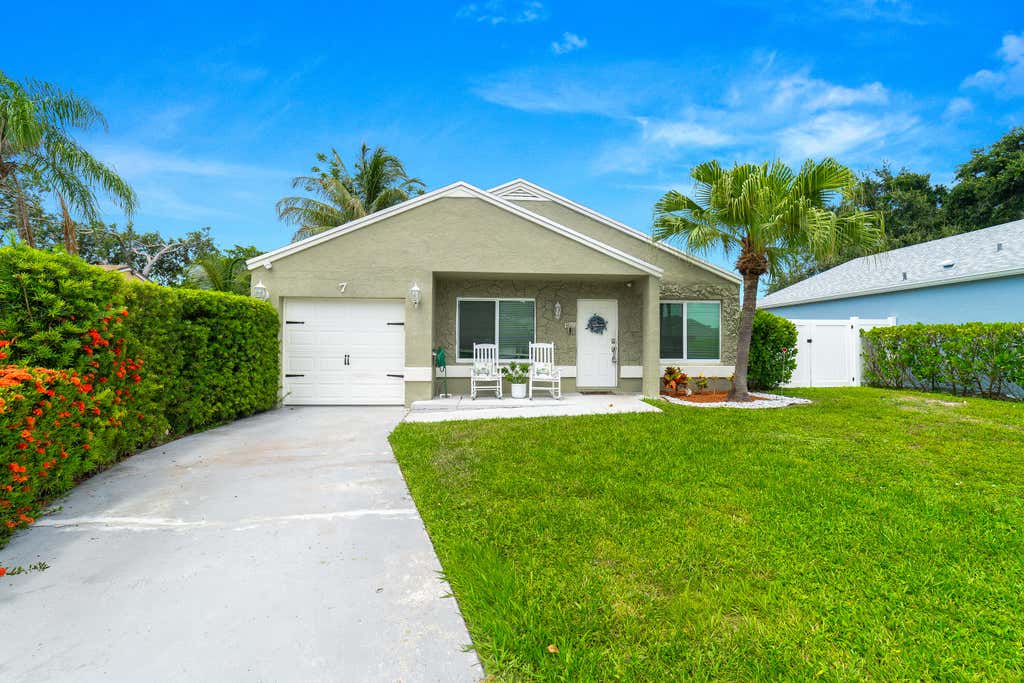 Photo of 7 Cardiff Way, Boynton Beach, FL 33426 (MLS # B26057773)