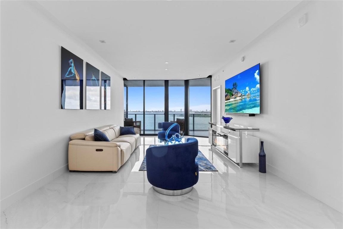 ARIA RESERVE - Residential Lease