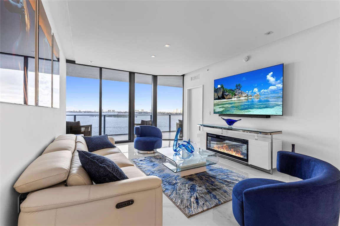 ARIA RESERVE - Residential Lease