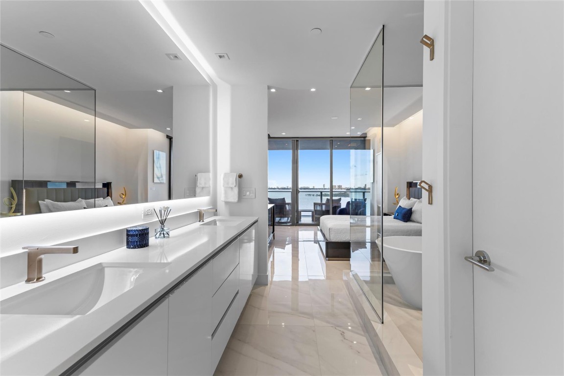 ARIA RESERVE - Residential Lease