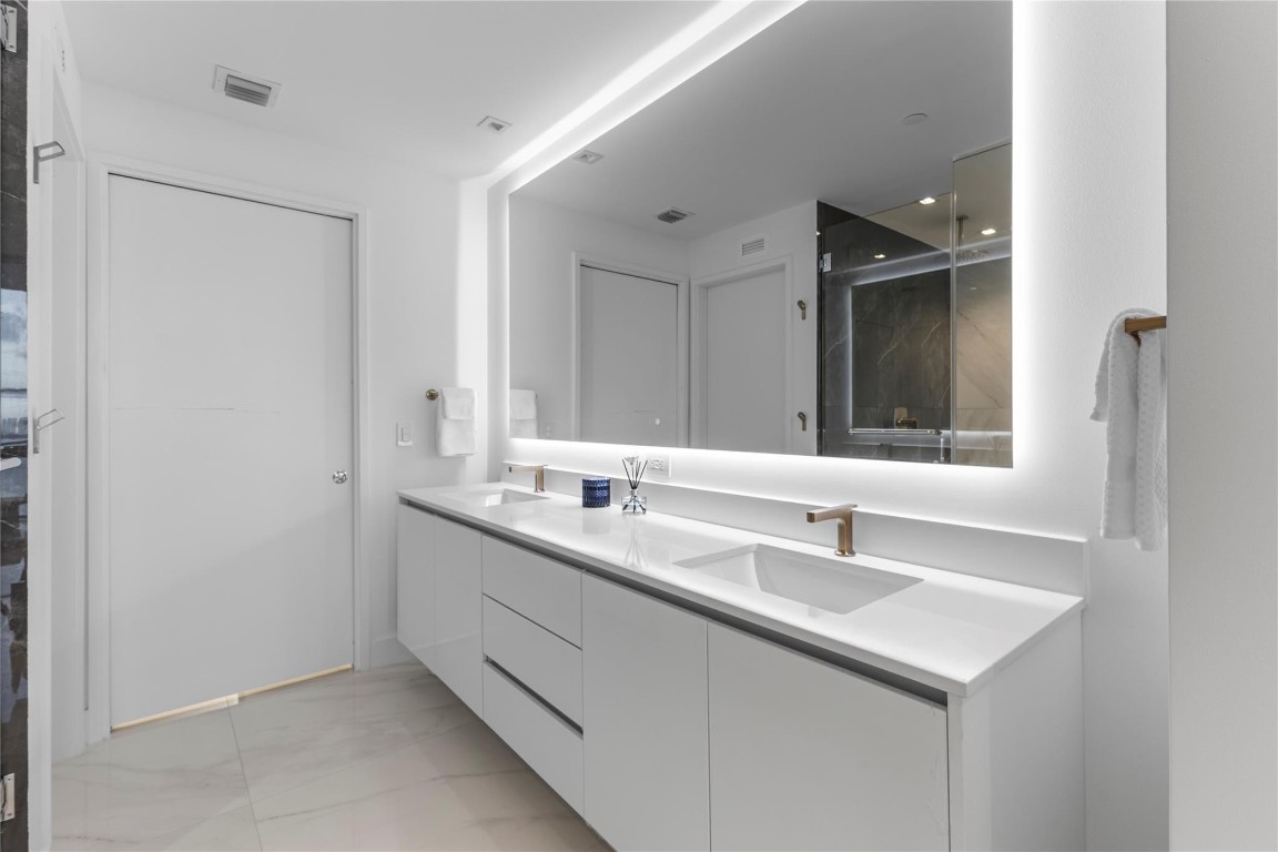 ARIA RESERVE - Residential Lease