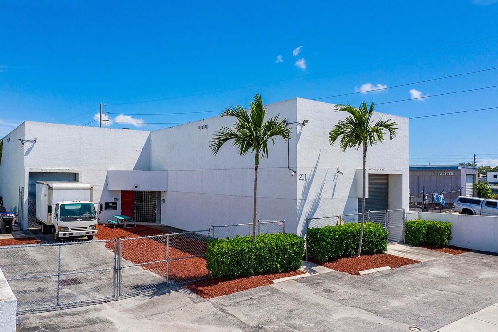 Photo of 211 SW 20th St, Fort Lauderdale, FL 33315 (MLS # F10391615)