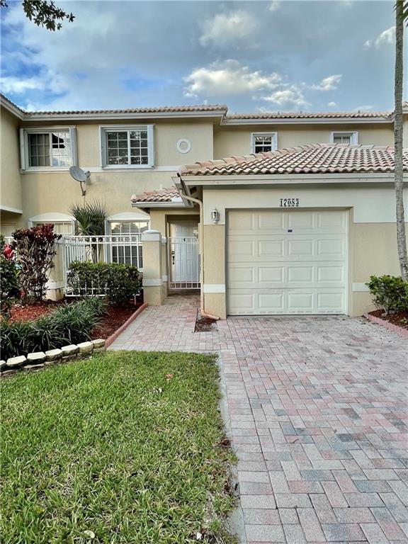 PEMBROKE ISLES - Residential