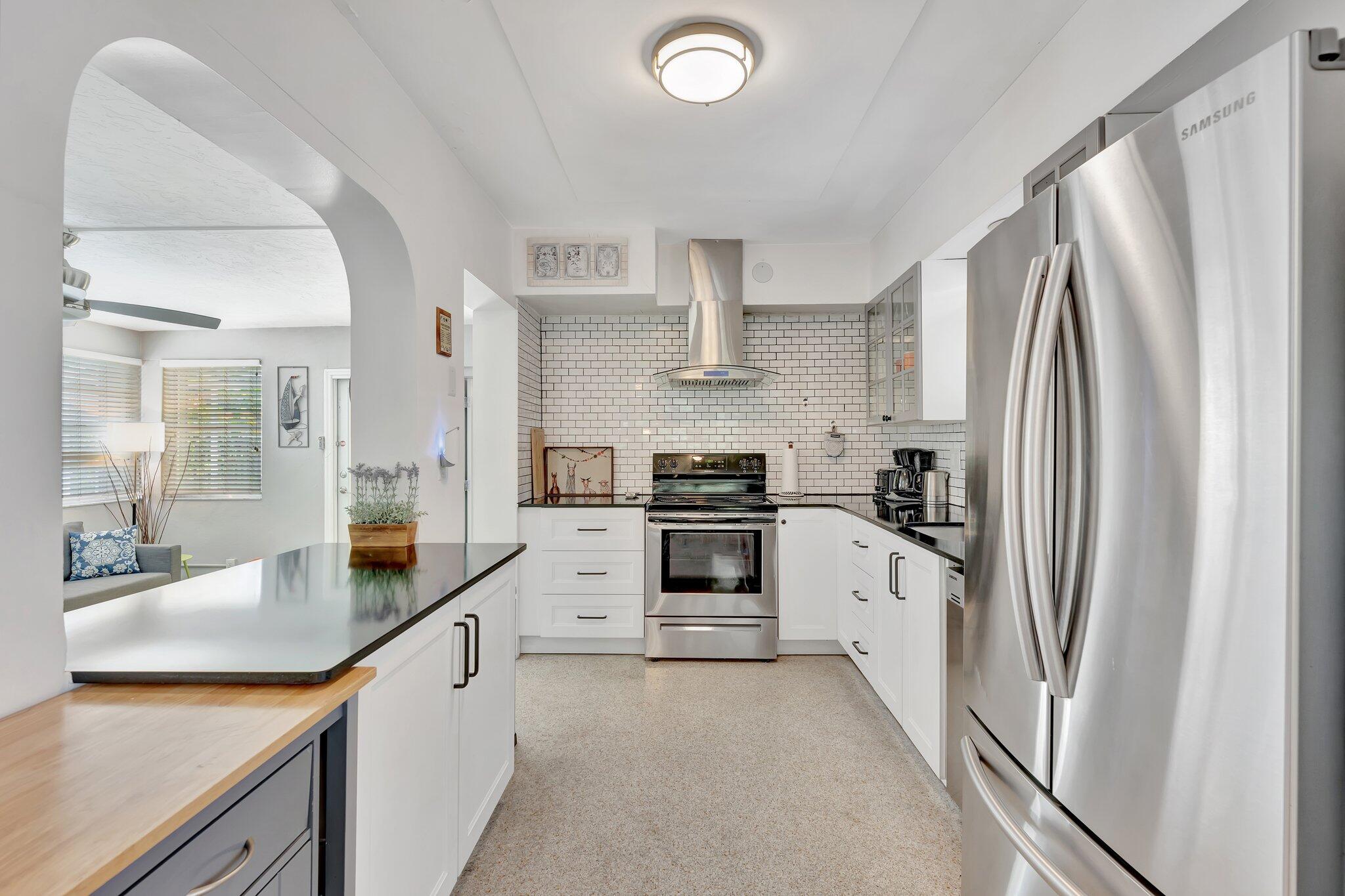 HOLLYWOOD LAKES SECTION - Residential