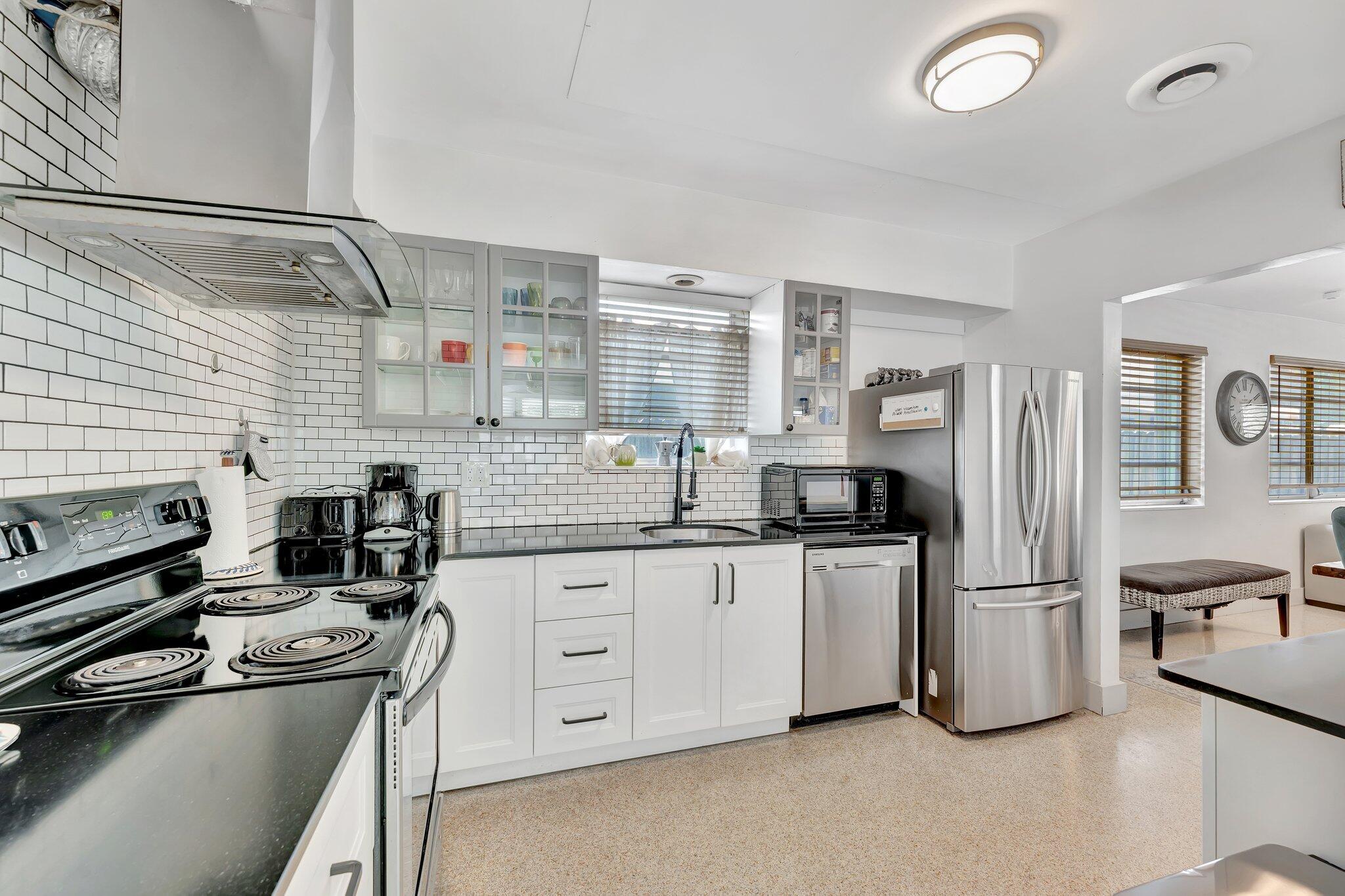 HOLLYWOOD LAKES SECTION - Residential