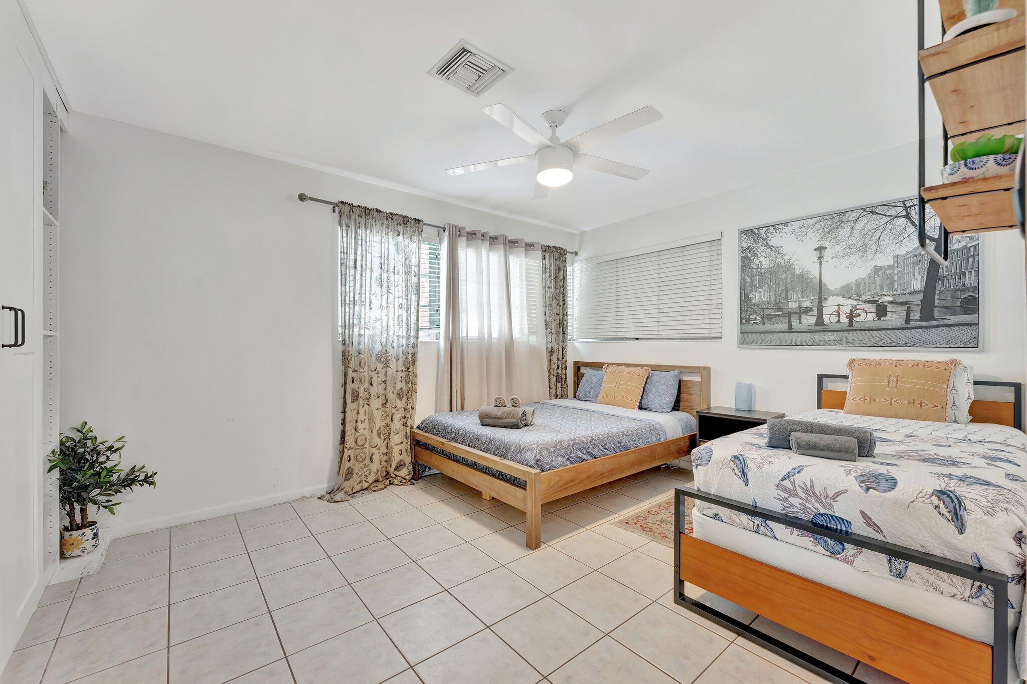 HOLLYWOOD LAKES SECTION - Residential