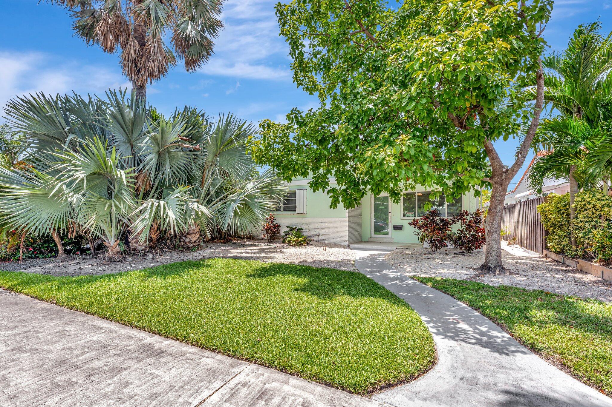 HOLLYWOOD LAKES SECTION - Residential