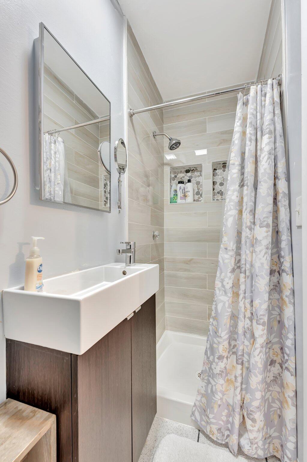 HOLLYWOOD LAKES SECTION - Residential