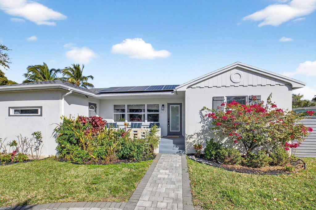 Photo of 233 NE 12th Street NE, Delray Beach, FL 33444 (MLS # R11165099)
