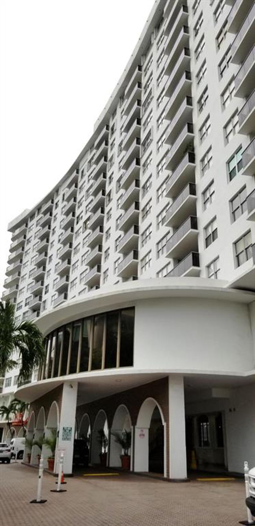 BEAUTIFUL CONDO ON THE WATER, FULL FRONTAL OCEAN VIEW, IMPACT WINDOWS, LARGE KITCHEN, LARGE LIVING ROOM, NO
CARPET AT ALL. EVERY AMENITY YOU MAY WANT IS HERE, EVEN
BICYCLE PARKING. ELEGANT LOBBY, MANY PARTY AND ACTIVITES ROOMS. HUGE POOL DECK, GYM, SAUNA, COVERED PARKING AND MORE. DIRECT
ACCESS TO THE BEACH AND FAMOUS SOUTH BEACH WALK WAY.