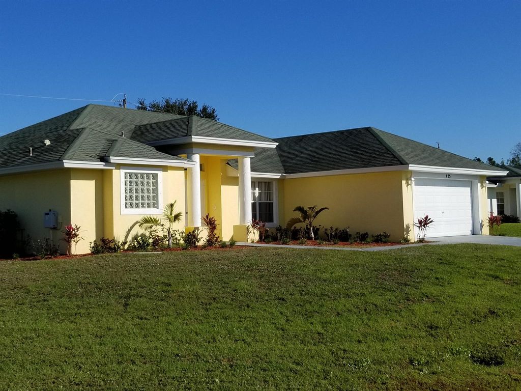 Photo of 425 SW Mccomb Avenue, Port Saint Lucie, FL 34953 (MLS # R11005154)
