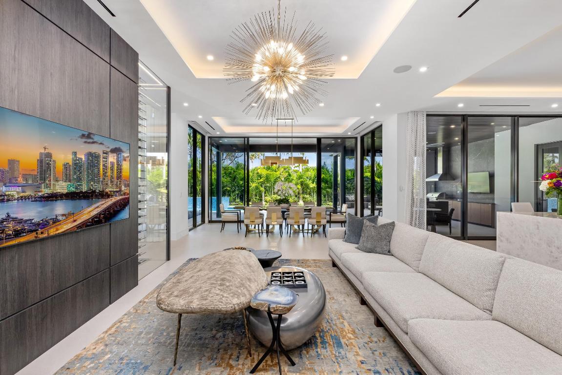 ROYAL PALM YACHT & COUNTRY CLUB - Residential