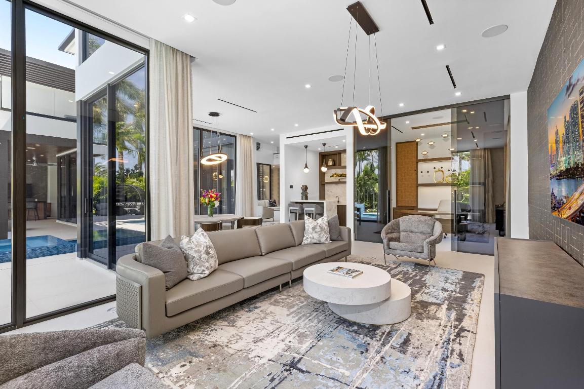 ROYAL PALM YACHT & COUNTRY CLUB - Residential