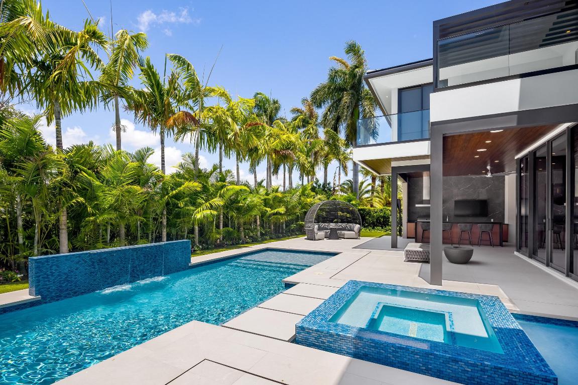 ROYAL PALM YACHT & COUNTRY CLUB - Residential