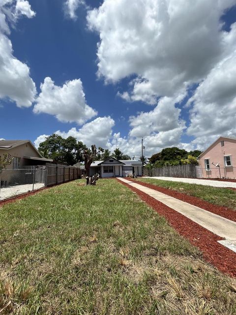 Single Family Residence in Lake Worth Beach FL 517 C Street St 6.jpg