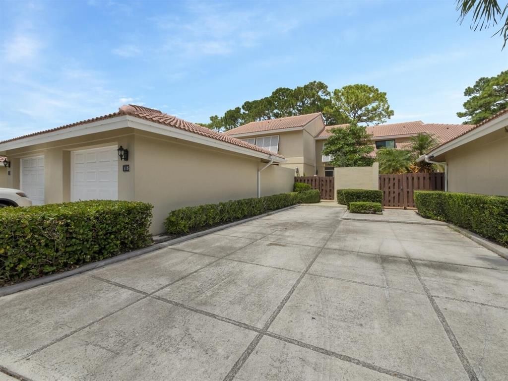 Photo of 118 Old Meadow Way, Palm Beach Gardens, FL 33418 (MLS # R10743706)