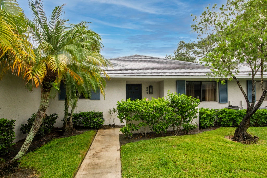 Photo of 208 Club Drive, Palm Beach Gardens, FL 33418 (MLS # B26083605)