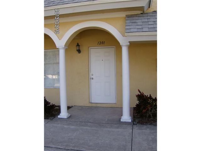 Cute townhouse in the heart of Palm Springs. Tile, laminate and carpet. Wide open kitchen for the cook. 1/2 bath down stairs and spa tub in Master.