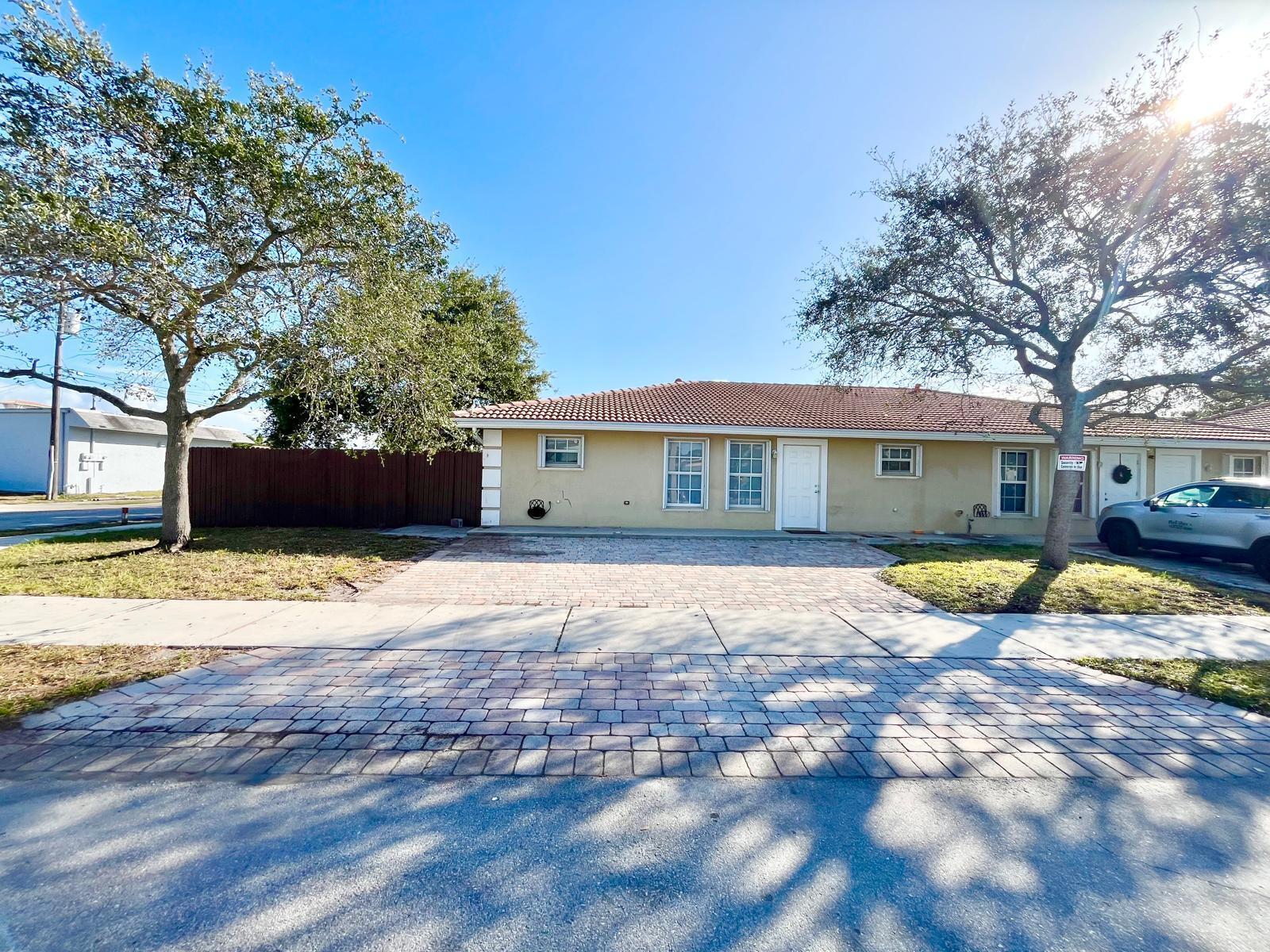 LOCATION. Beautiful 2/2 corner duplex with fenced yard for privacy. East Deerfield 10 minutes from beach, Publix, shopping, fitness centers, and highway. Spacious parking space.