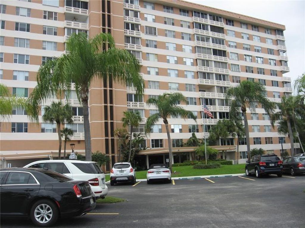 Photo of 3850 Washington St #816, Hollywood, FL 33021 (MLS # F10258804)