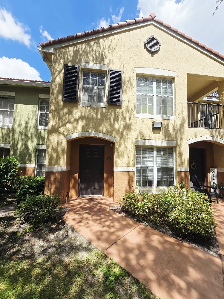 Great 2 bedroom 2 full bath apartment in a gated community. Community offers spa, gym, pool, and a business center. Unit is close to shopping, schools and more!