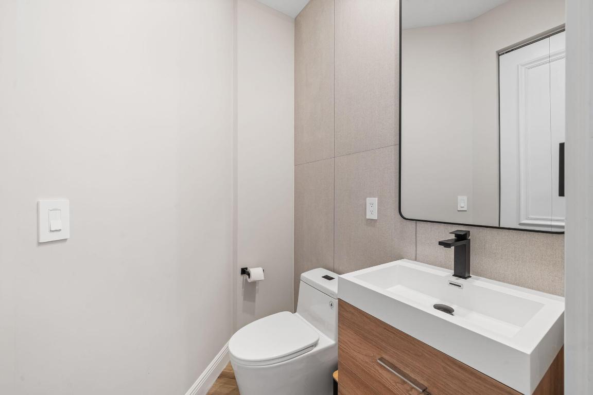 EAGLES LANDING OF P B POLO AND COUNTRY CLUB - Residential Lease