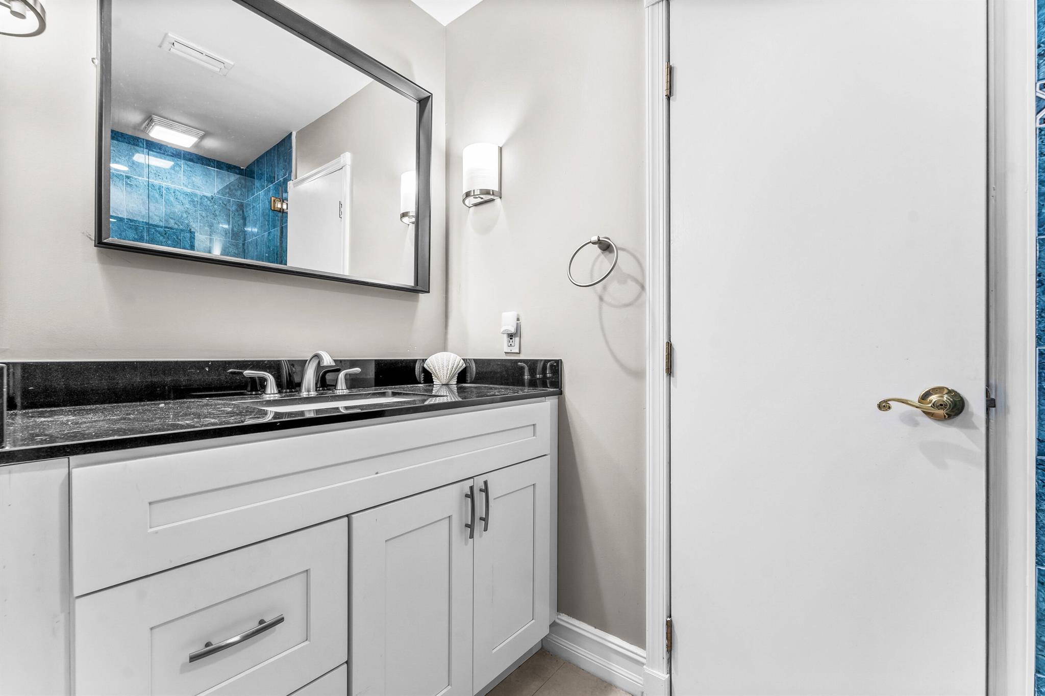 PIECES OEIGHT CONDOMINIUM - Residential Lease