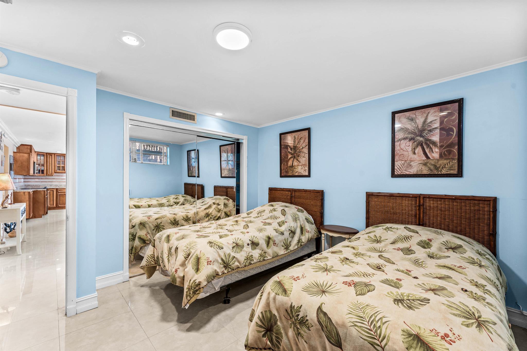 PIECES OEIGHT CONDOMINIUM - Residential Lease