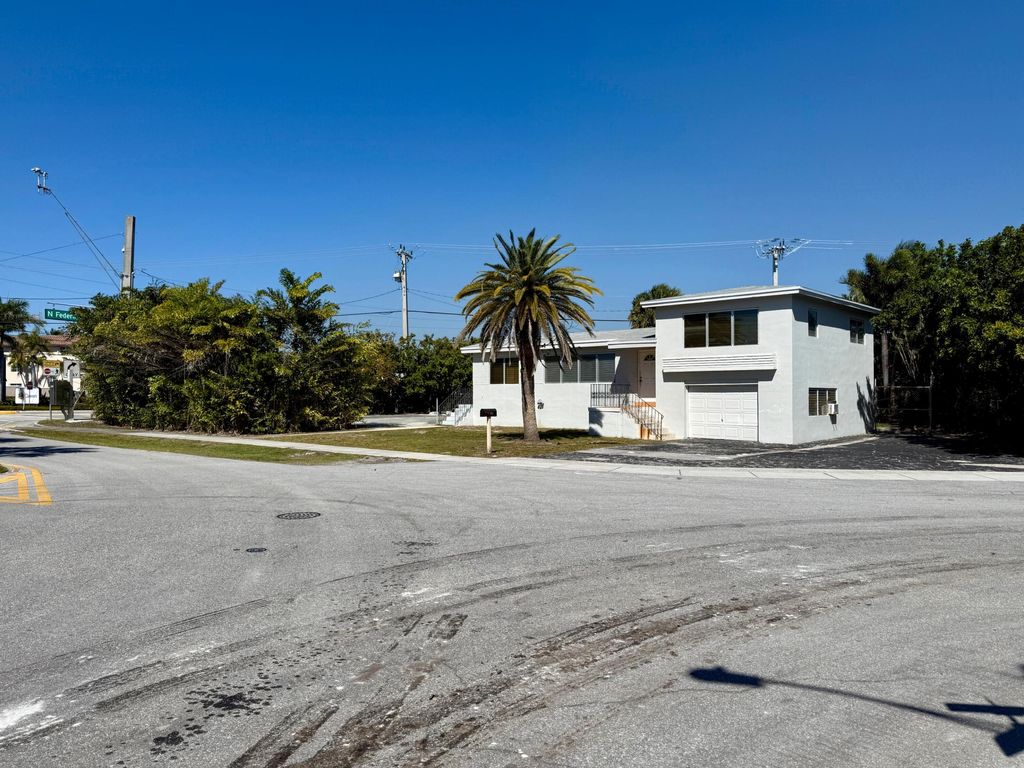 Photo of 401 NE 15th Terrace, Boca Raton, FL 33432 (MLS # R11161996)