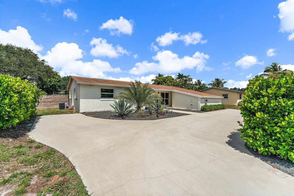 Photo of 206 Circle E, Jupiter, FL 33458 (MLS # R11007389)