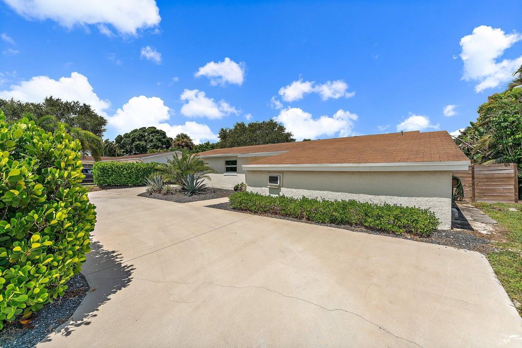 Photo of 206 Circle E, Jupiter, FL 33458 (MLS # R11007389)