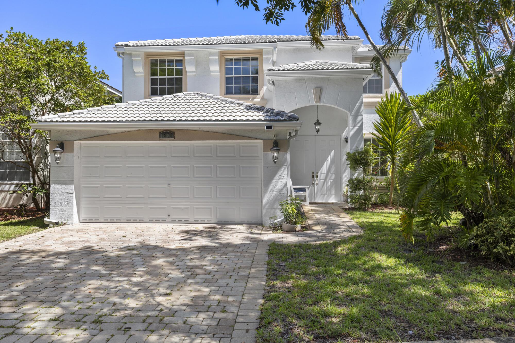 Beautiful 4Bed/2.5 Bath/2-Car Garage home with Screened Patio and Huge Backyard! Oversized Kitchen Island with Snack Bar! Modern Refrigerator! Breakfast Nook with Bay Windows! Spacious Family Room! Formal Living Room and Dining Area! Diagonal Tile Flooring! Huge Master Bedroom Suite with Tons of Natural Light! His-and-Hers Walk-in Closets! Master Bath with Separate Vanities, Soaking Tub, and Spa Shower! Gated Community with Tree-lined streets in a Family-oriented Neighborhood! Beautiful Clubhouse with Heated Pool, Basketball Courts, Tennis Courts, and Fitness Center! High-speed Internet included! Close to Parks, Shopping, and Fine Dining!